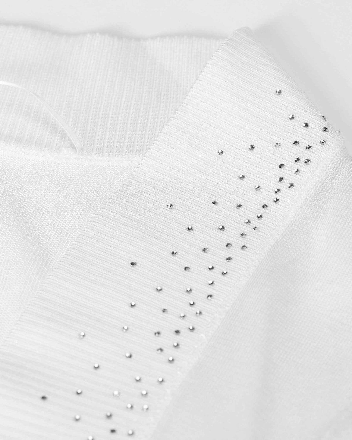 Small reflective accents follow the pale ribbed border around the open front.