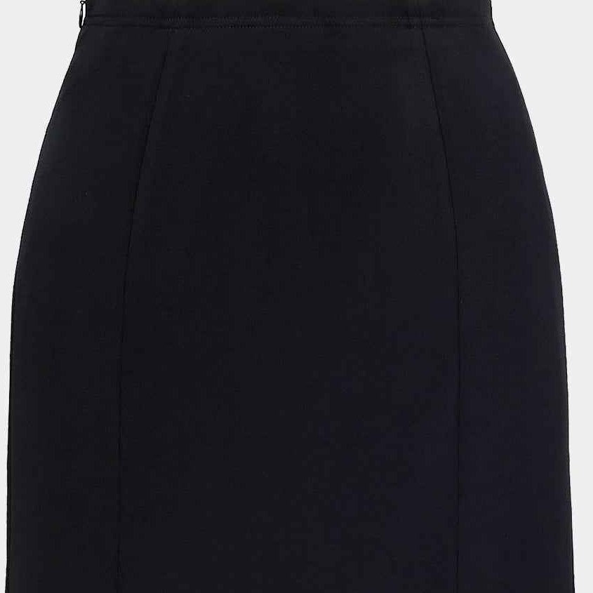 The close upper view reveals a plain waist and a narrow line through the hip.
